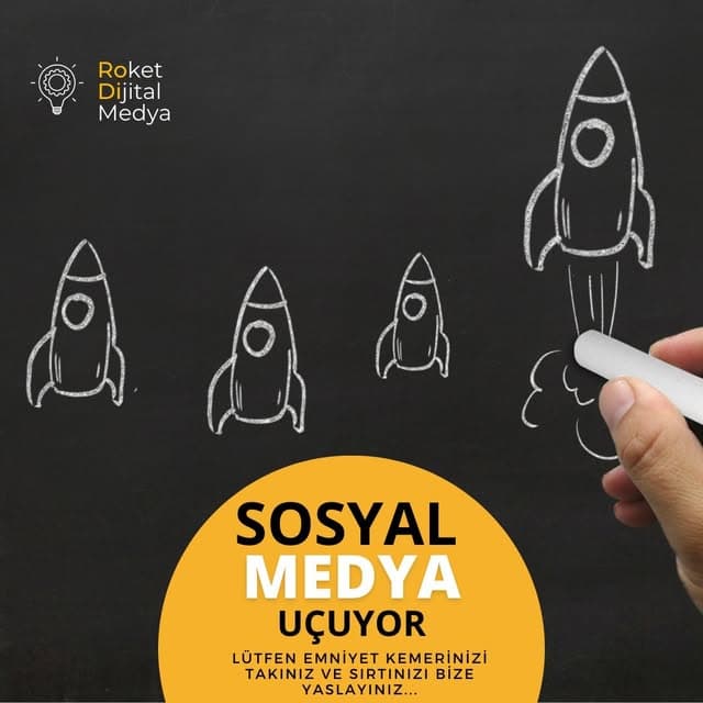 Karatahtaya tebeşirle çizilmiş yükselen roketler ve 'Sosyal medya uçuyor' başlığı
